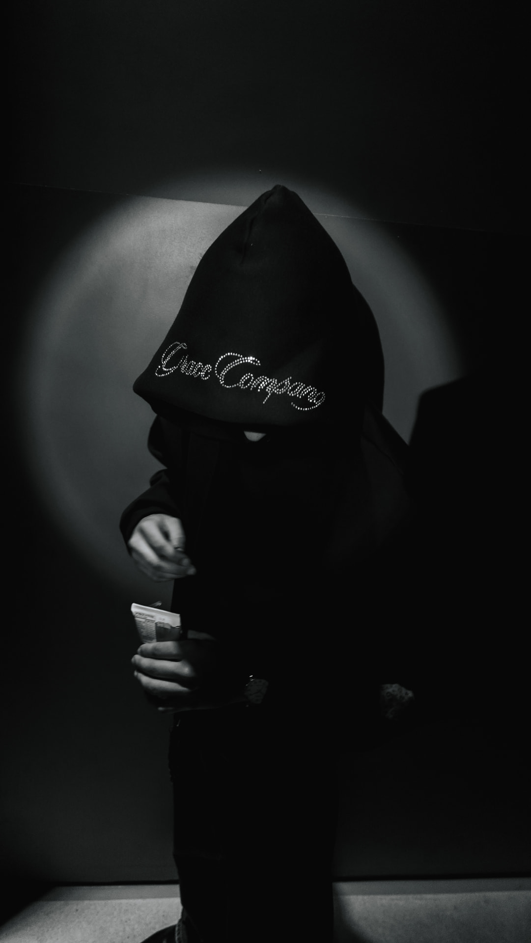 Modelo com hoodie Grace Company em preto e branco, iluminação dramática